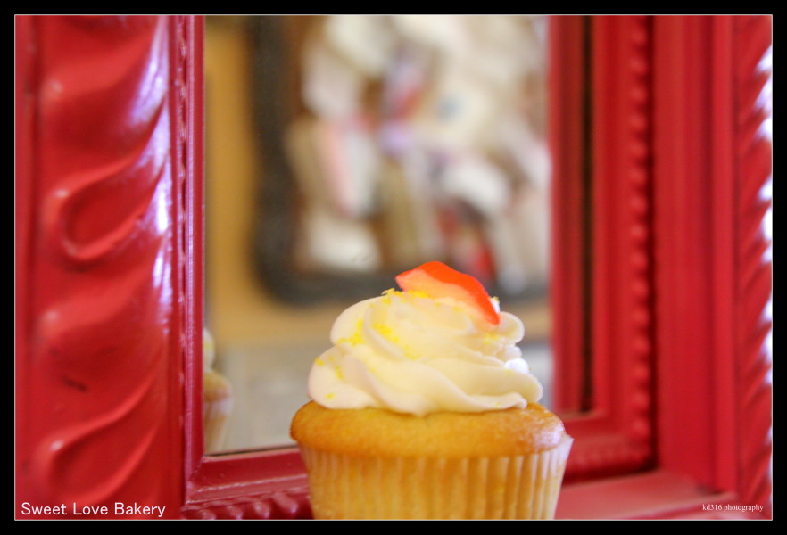 pucker up frame cupcake